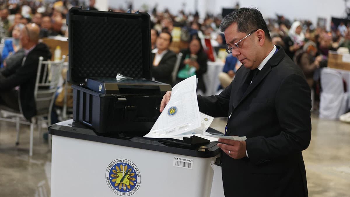 TRAINING In this photo taken in November 2024, Commission on Elections Chair George Garcia leads an automated vote counting machine hands-on training for election officers at the World Trade Center in Pasay City as they prepare for this year’s midterm elections on May 12. —NIÑO JESUS ORBETA